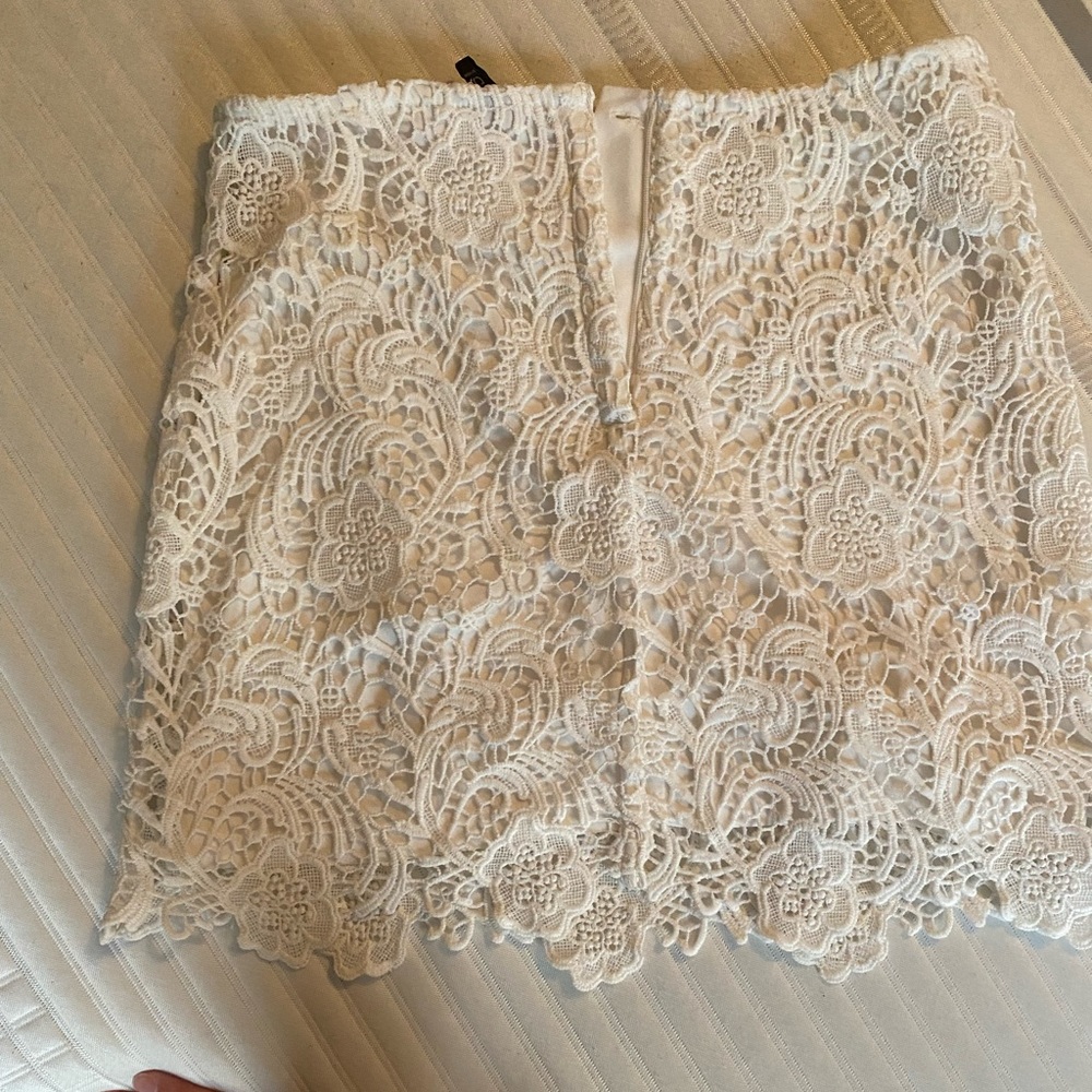 White lace mini skirt, love this piece, well taken care of! - Picture 4 of 5